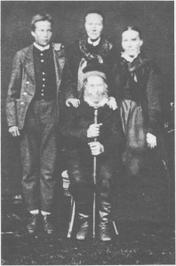 Svend Olsen (1807-88) var første bruker av Jenshauggjardet og bla. messingsmed (omtalt side 133). Bak til venstre står dattersønnen Svend Olsen (1865-1949). Dattera Ingeborg i midten f. 1850, var jordmor i Selbu, men fulgte forloveden til Amerika i 1893. Yngstedattera Maren, f. 1856, (til høgre) reiste allerede i 1882, og bildet er trulig tatt ved denne anledninga. Ho står oppført som tjenestejente i emigrantprotokollene og ble gift med en danske i Amerika.