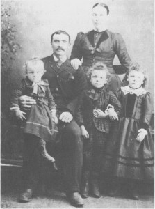  Marit Larsdatter Østby og Lars Larsen Brendås gifta seg i 1869 og utvandra samme året til Amerika. Marit var tante til Maren Larsdatter Østby. Paret er her fotografert i Amerika med tre av barna sine.