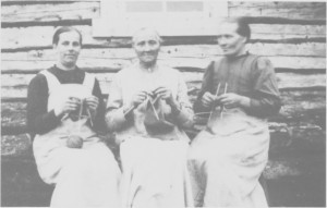 Strikketøyet var alltid med når kvinnene besøkte hverandre, og de strikka ofte mens de gikk. Her er budeiene Andrea og Kari Græsli på besøk til budeie Johanna Græsli på Hendalsvollen i 1920.