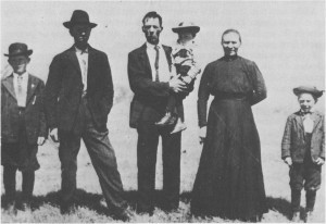  Ole Olsen Greslivoll og Berit Voldsetsveen (fra Selbu) hadde med fem barn da de emigrerte i 1909. Her er de fotografert i Amerika omkring 1911 sammen med noen av barna sine. Som vi ser har de fått amerikanske hatter og klær.