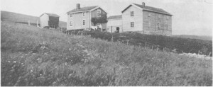  Bønsgarden med den nye hovedbygningafra 1902 til høgre. Sommerstua til venstre for denne er bygd ca. 1850. Bildet er trulig tatt i 1903. 