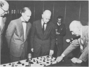   Fra åpninga av Nea kraftverk i 1960. Statsminister Erlander, overingeniør Einum, statsminister Gerhardsen og overingeniør Sehulerud starter maskinene. 