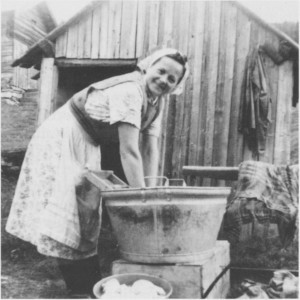 Klesvask før vaskemaskinens tid, utført av Ragnhild Østby (f. Græsli). Elektrisiteten betydde store lettelser i arbeidet til husmora.