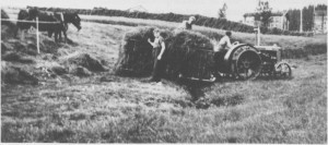 Slåttonn i Per-Hansagarden i 1939. Den første traktoren i Tydal blir tatt i bruk.