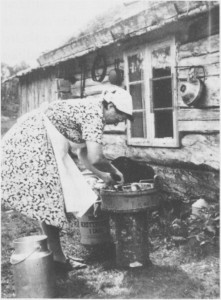 Separatorvask på vollen utafor setersjølet. Alt ble vaska i trebonker. Budeie (seterdeie) er Ellen Kløften, og bildet er fra Vessingvollen i 1956. Denne setra var i bruk lenge etter krigen.