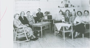 Styret i Sanitetsforeninga i 1960 samla på Helseheimen. Fra venstre Amanda Hilmo (leder i 32 år), Kari Berggård, Petra Rønning, Jenny Hilmo, Marie Nygård, Magda Gullbrekken, Olga Aas, Ingeborg Flaten, Berit Aas og Amanda Aas gård.