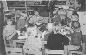  Ungene feirer at barnehagen er ti år i 1988. (Foto Selbyggen.) 