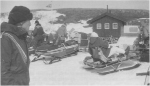  Tydal snøseooterklubbs pensjonisttur til Ramsjøhytta 15. april 1989. 20 snøseootere hadde med hver sin passasjer. Sanitetsforeninga var vertskap på hytta. 
