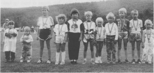 Det er tydeligvis ikke noe i vegen med rekrutteringa til idretten. Disse smårollingene har deltatt i Tydalseupen i fotball i 1988. (Foto Selbyggen.)